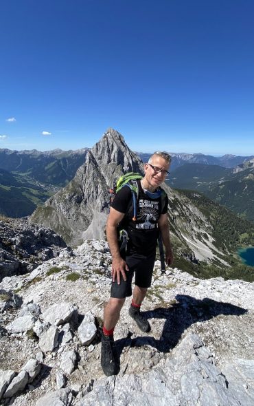 Boris am Gipfelkreuz Vorderer Drachenkopf
